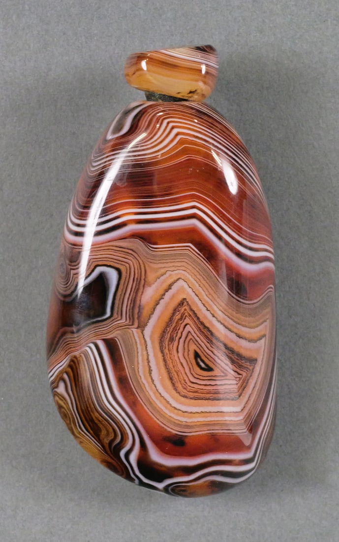 Chinese Silk Agate Snuff Bottle with Stopper: Polished Banded Silk Agate Chinese snuff bottle with stopper. Measures approx 3-3/4" tall, 2" wide. This item can be shipped in-house. Multiple lot combined shipping may require 3rd Party shipping.