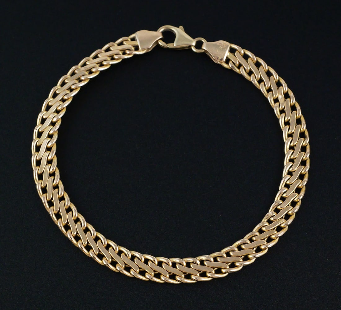 14K Gold Double Curb Bracelet: 14 karat yellow gold double curb link bracelet. Marked as 14 k gold, 5.3 grams tw, approx. 7-1/4" L. This item can be shipped in-house. Multiple lot combined shipping may require 3rd Party shipping.