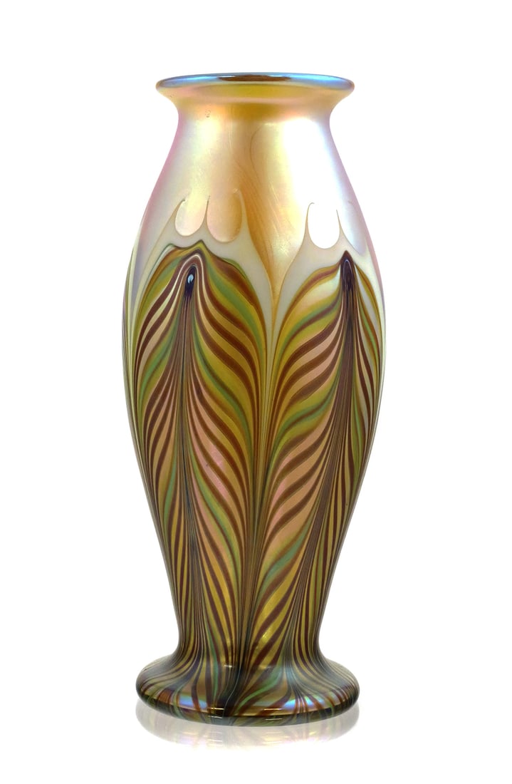 Orient & Flume Iridescent Pulled Feather Vase: Orient & Flume Iridescent Pulled Feather Art Glass Vase, 1982. Measures approx 12" tall, 5" wide. This item can be shipped in-house. Multiple lot combined shipping may require 3rd Party shipping.