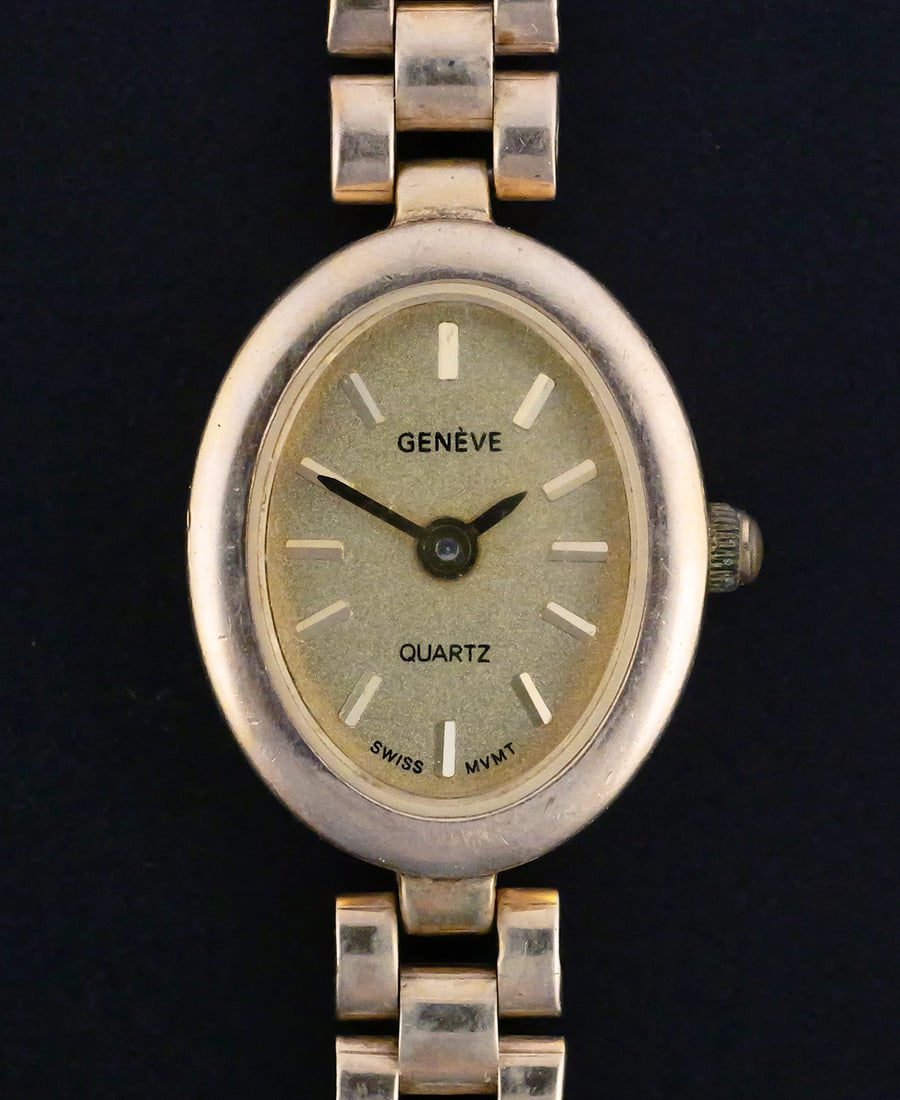 10k Gold Geneve Ladies Wristwatch: Vintage ladies 10k gold bracelet with quartz Geneve movement in 10k gold case. Measures 7-1/4" long. Total weight 19.1 grams. This item can be shipped in-house. Multiple lot combined shipping may