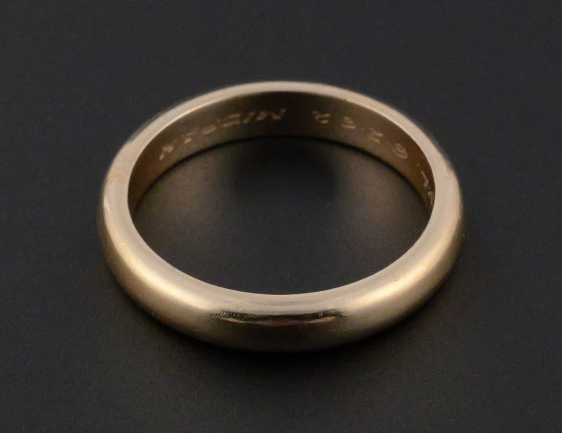 14K Gold Tiffany Mizpah Wedding Band Ring: 14K Gold Tiffany Mizpah Wedding Band Ring. Weight approx 5.8 grams. Size 8.5. Has engraving "HMC and CVL 6-2-62." This item can be shipped in-house. Multiple lot combined shipping may require 3rd