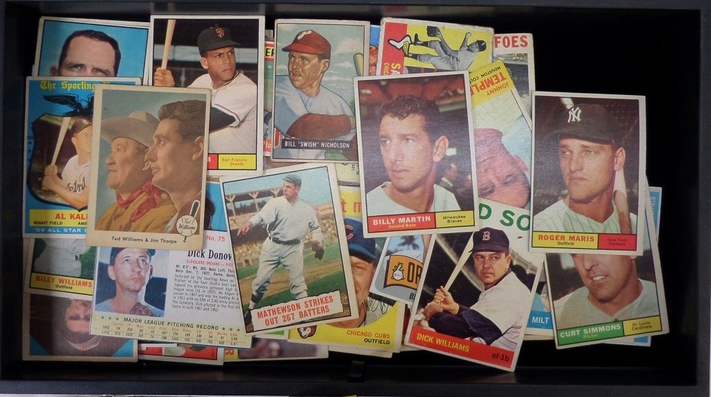 Lot of 1950s-60s baseball cards: Incl Roger Maris, Ernie Banks, Brooks Robinson, Al Kaline, and more