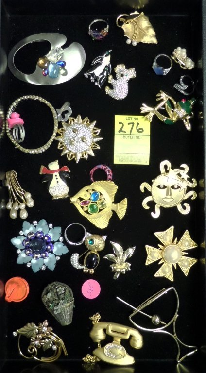 26 item costume jewelry tray lot - brooches: Jewelry tray lot- 26 items- brooches and rings- penguin- fish- frog- cat etc.