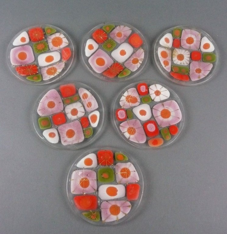 6 HIGGINS STUDIO Signed Mid Century Modern Art Glass: Set of six orange, white, green and gold plates, each signed Higgins. Measure about 5" diameter.