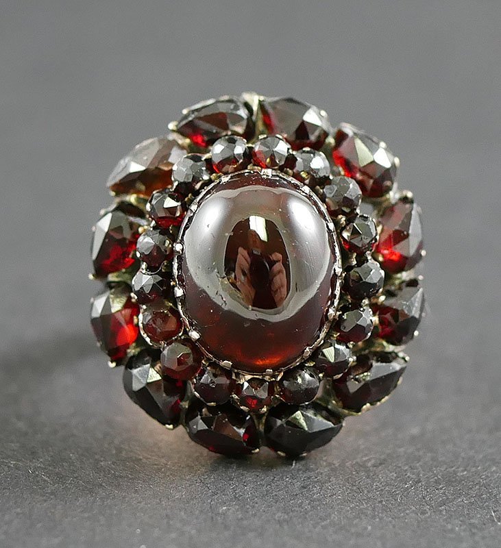10k Gold GARNET Ring: 6.2 grams. Size 6.
