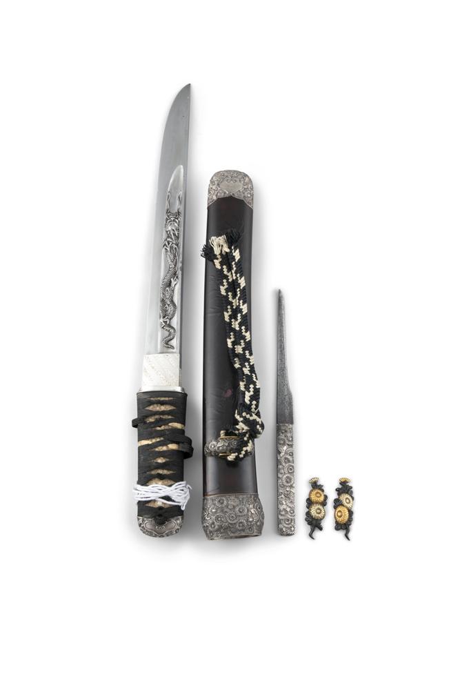 AN AIKUCHI DAGGER, TANTO Japan, Edo to Meiji period,: AN AIKUCHI DAGGER, TANTO Japan, Edo to Meiji period, 19th century 1. Description of the blade: Wrought iron, one side with a groove (bo hi) together with a dragon. Mumei (unsigned). 2. Description of