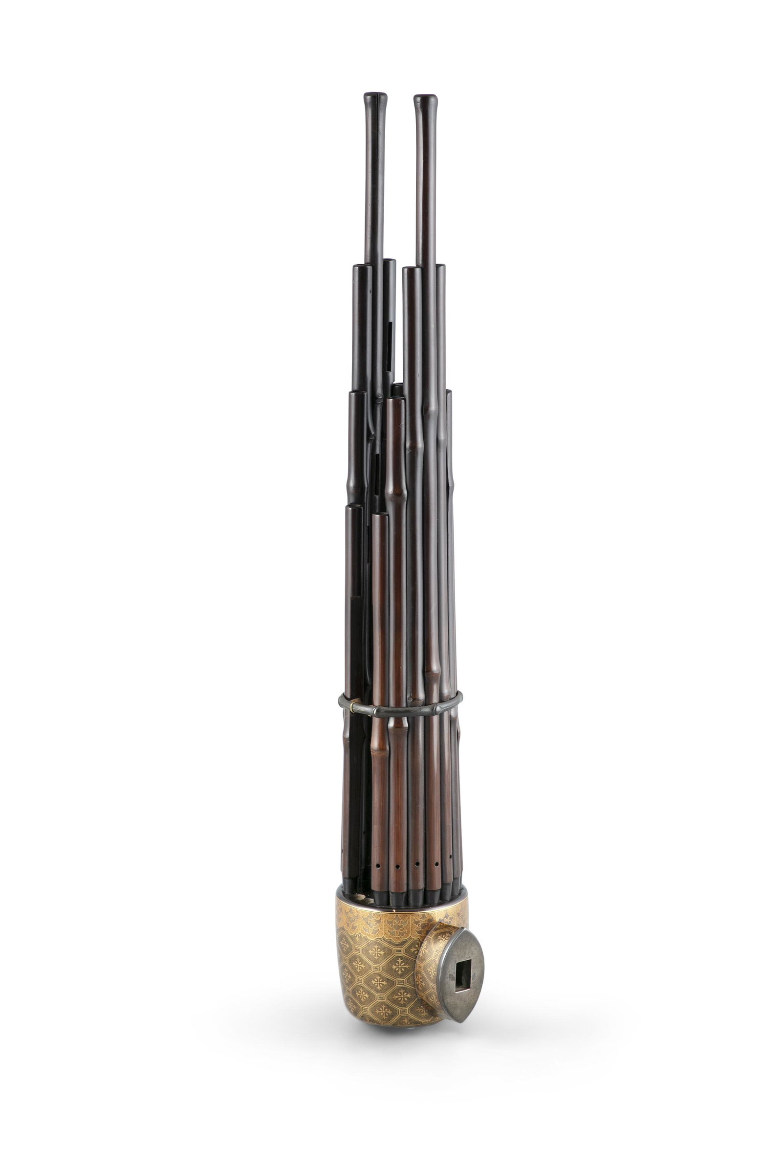 AN EXTREMELY RARE JAPANESE MOUTH ORGAN SHO Japan, Edo: AN EXTREMELY RARE JAPANESE MOUTH ORGAN SHO Japan, Edo period The circular air chamber is lacquered in gold hiramaki-e and nashiji style, shibuishi mouthpiece, bamboo tubes with shibuishi fittings. H: 