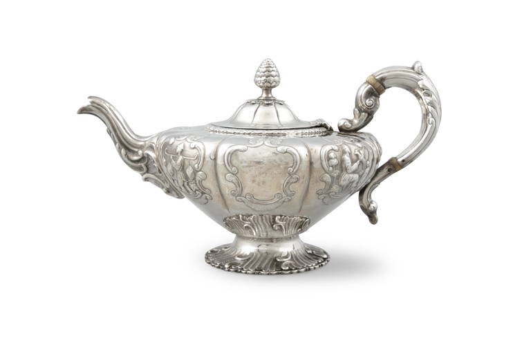 AN IRISH SILVER VICTORIAN TEAPOT, Dublin, c.1844, mark (0038) on Dec