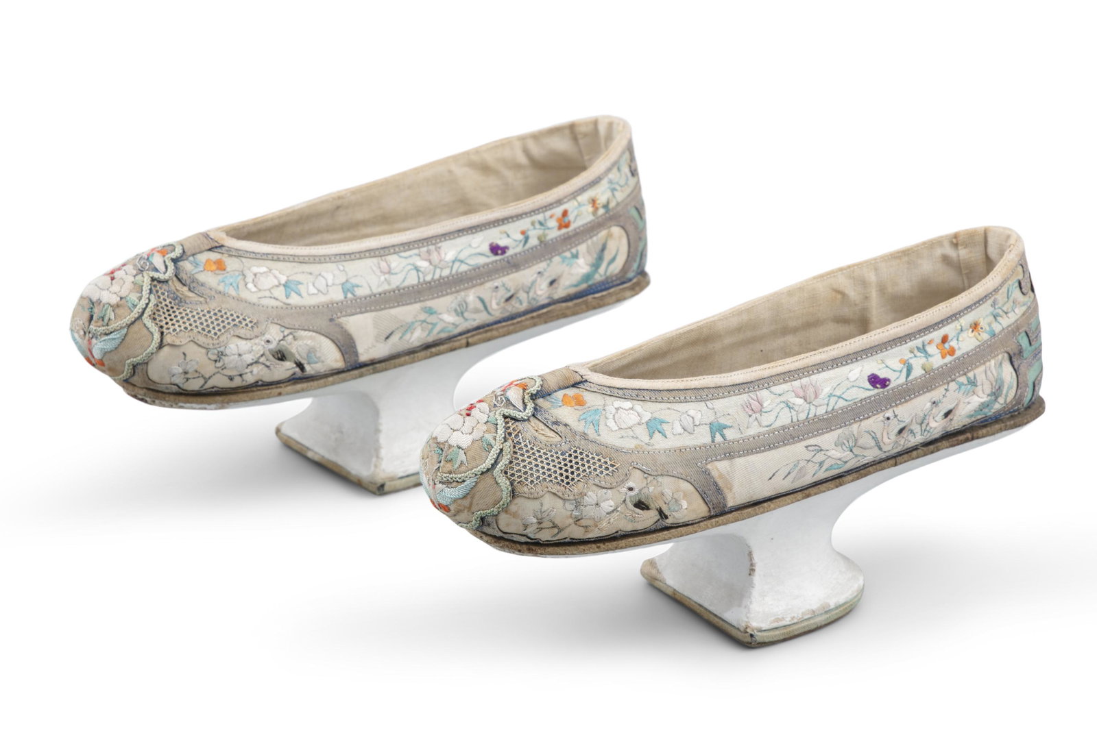 *A PAIR OF CHINESE LADY SHOES, HUĀ PÉN DǏ  花盆底 CHINA, LATE QING (1 of 8)