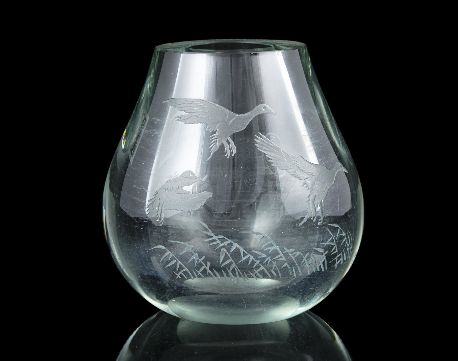 A ENGRAVED GLASS ‘THREE FLYING BIRDS’ VASE CHINA, MODERN With a flat base and a slender (1 of 6)