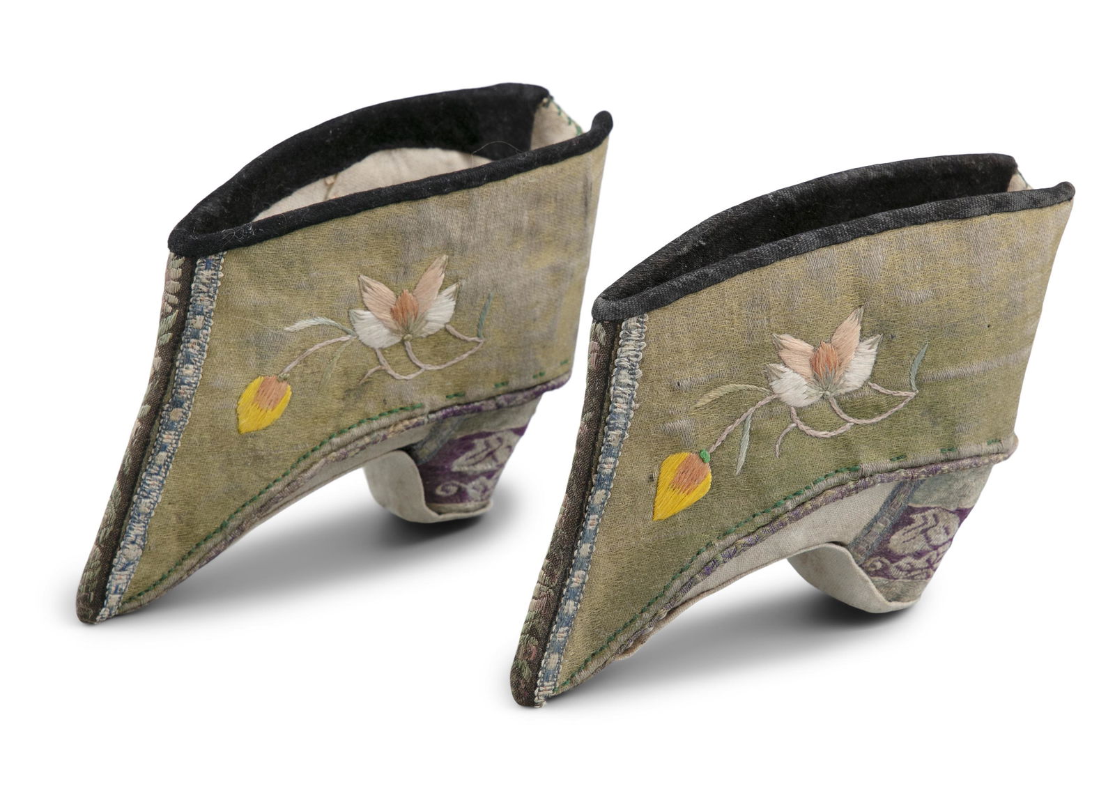 *A PAIR OF EMBROIDERED SILK LADY SHOES, QIXIE 旗鞋 CHINA, LATE QING DYNASTY, 19TH: *A PAIR OF EMBROIDERED SILK LADY SHOES, QIXIE 旗鞋 CHINA, LATE QING DYNASTY, 19TH CENTURY Finely embroidered in bright colors with lotus against a green ground. H: 7,5 cm IMPORTANT NOTICE: