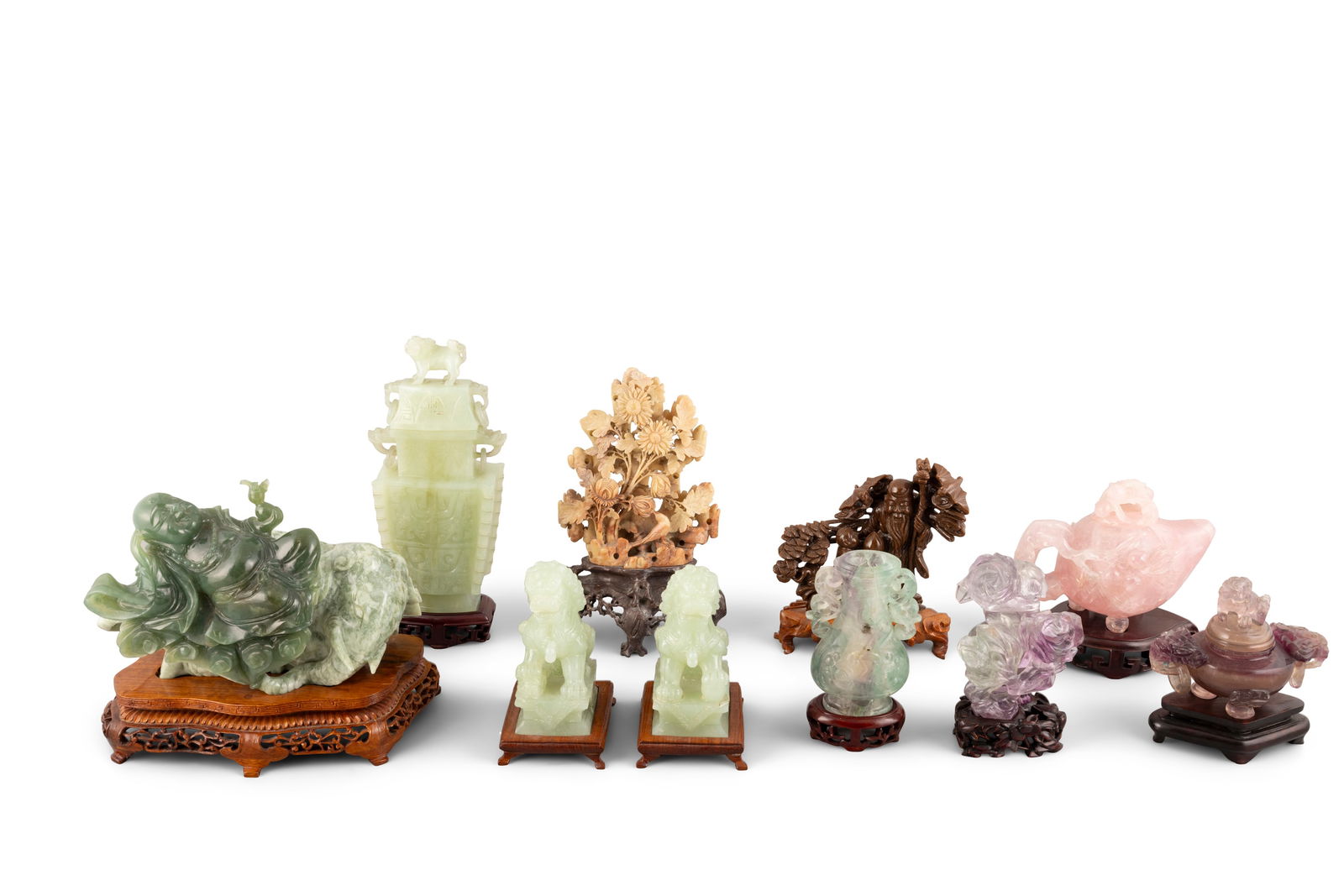 TEN HARDSTONE INCENSE BURNERS, VASES AND DECORATIVE OBJECTS IN SERPENTINE QUARTZ AND AMETHYST: TEN HARDSTONE INCENSE BURNERS, VASES AND DECORATIVE OBJECTS IN SERPENTINE QUARTZ AND AMETHYST 20世紀下半葉 水晶、岫玉香爐擺