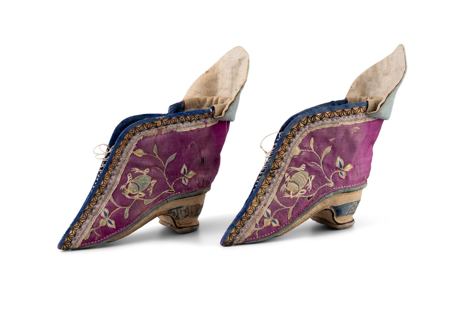 A PAIR OF PURPLE GROUND EMBROIDERY SHOES China, late Qing dynasty. W.13.5cm: A PAIR OF PURPLE GROUND EMBROIDERY SHOES China, late Qing dynasty. W.13.5cm