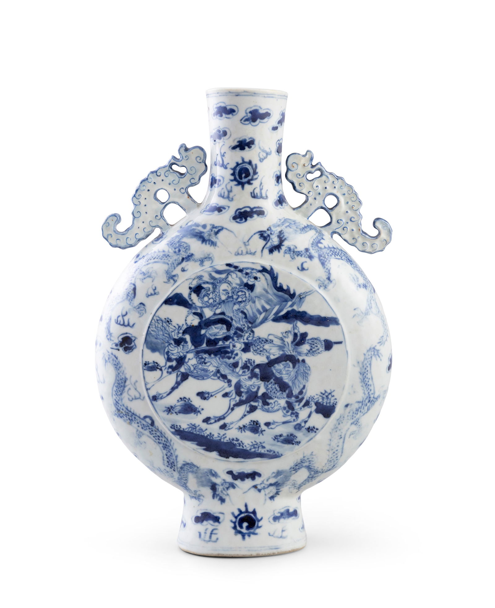 A BLUE AND WHITE MOON FLASK VASE 19世紀 青花三國故事: A BLUE AND WHITE MOON FLASK VASE 19世紀 青花三國故事抱月瓶 China, 19th century. Painted on either side with battle scenes in the medal