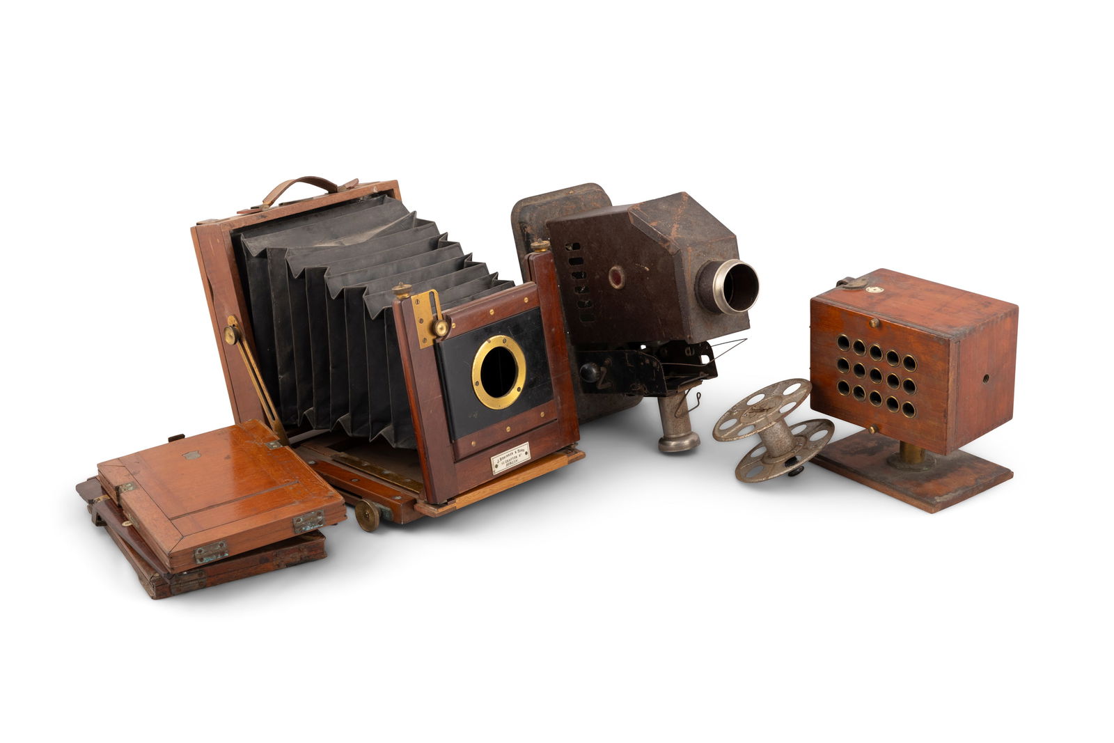 A TIMBER AND BRASS FOLDING PLATE CAMERA EARLY 20TH CENTURY,  retailed by J Robinson & Son's 66 Graft (1 of 3)