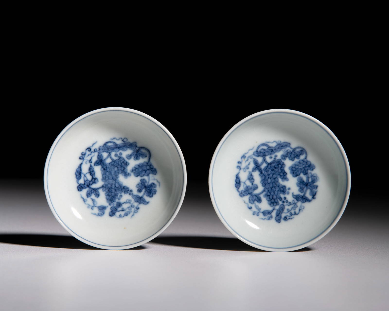 A PAIR OF BLUE AND WHITE FLOWER AND GRAPES DISHES, BEARING THE MARK OF CHENGHUA __ ___ _________