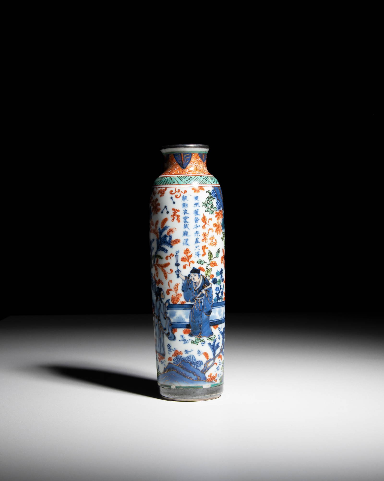 A POLYCHROME-DECORATED BLUE AND WHITE VASE __ _____’____‘____ China, late Ming dynasty