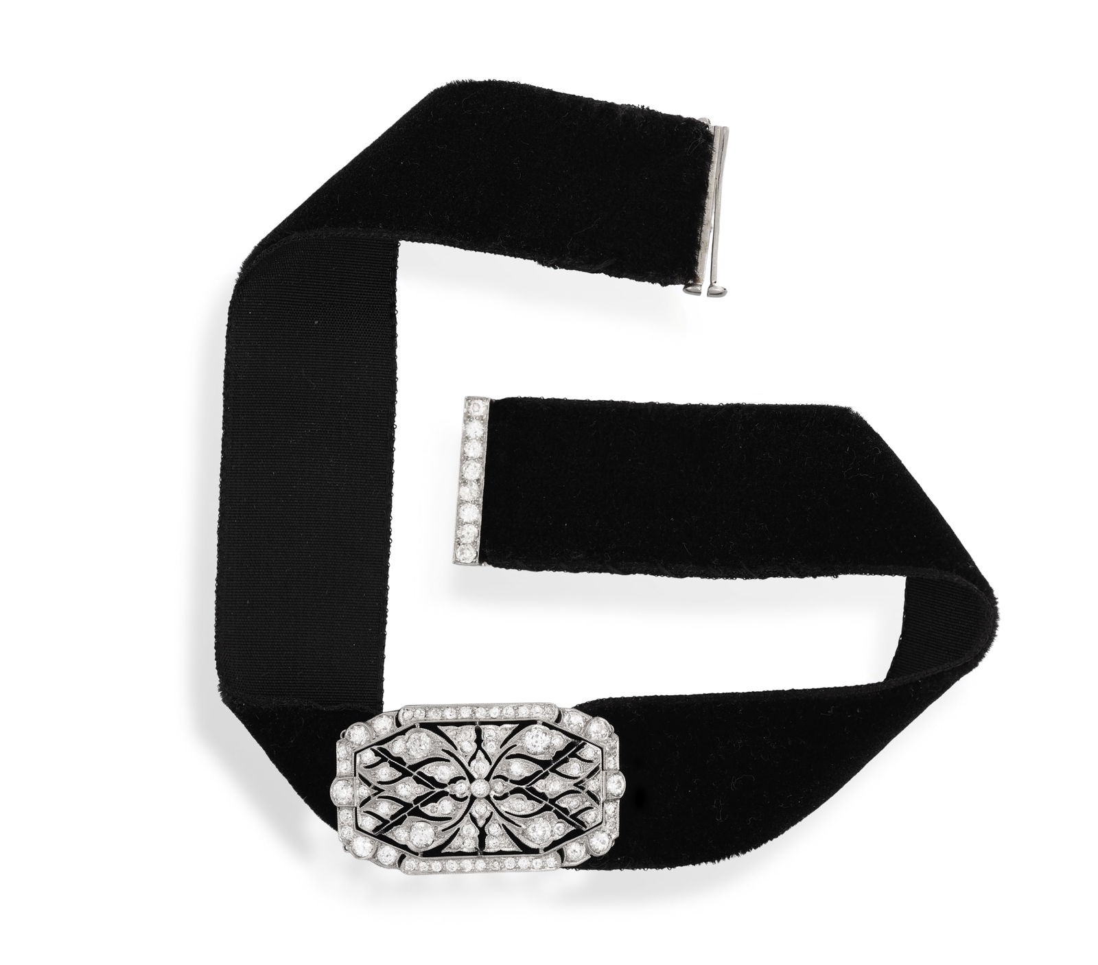 MARCUS & CO. : AN EARLY 20TH CENTURY DIAMOND CHOKER, CIRCA 1900  The central rectangular openwork (1 of 3)