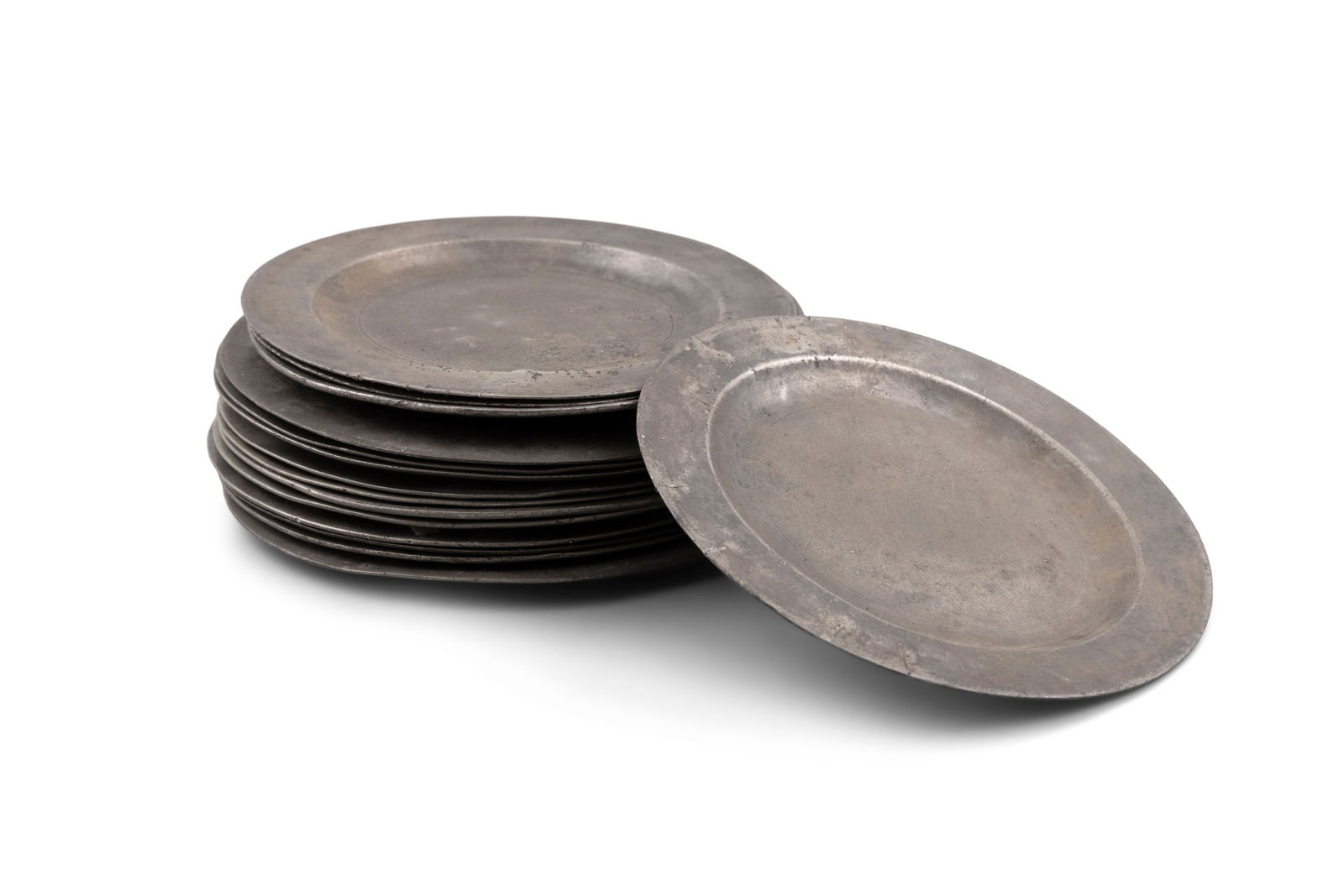 A COLLECTION OF SIXTEEN VARIOUS ANTIQUE PEWTER PLAIN CIRCULAR PLATES, various stamps and initials: A COLLECTION OF SIXTEEN VARIOUS ANTIQUE PEWTER PLAIN CIRCULAR PLATES, various stamps and initials on underside, circa 25cm diameter (16)