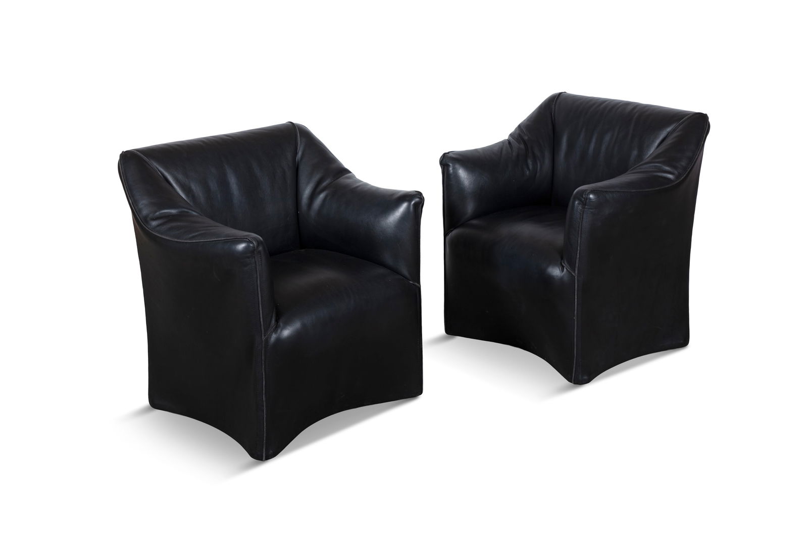 ARMCHAIRS A pair of black leather upholstered armchairs. 74 x 59 x 82cm (h): ARMCHAIRS A pair of black leather upholstered armchairs. 74 x 59 x 82cm (h)