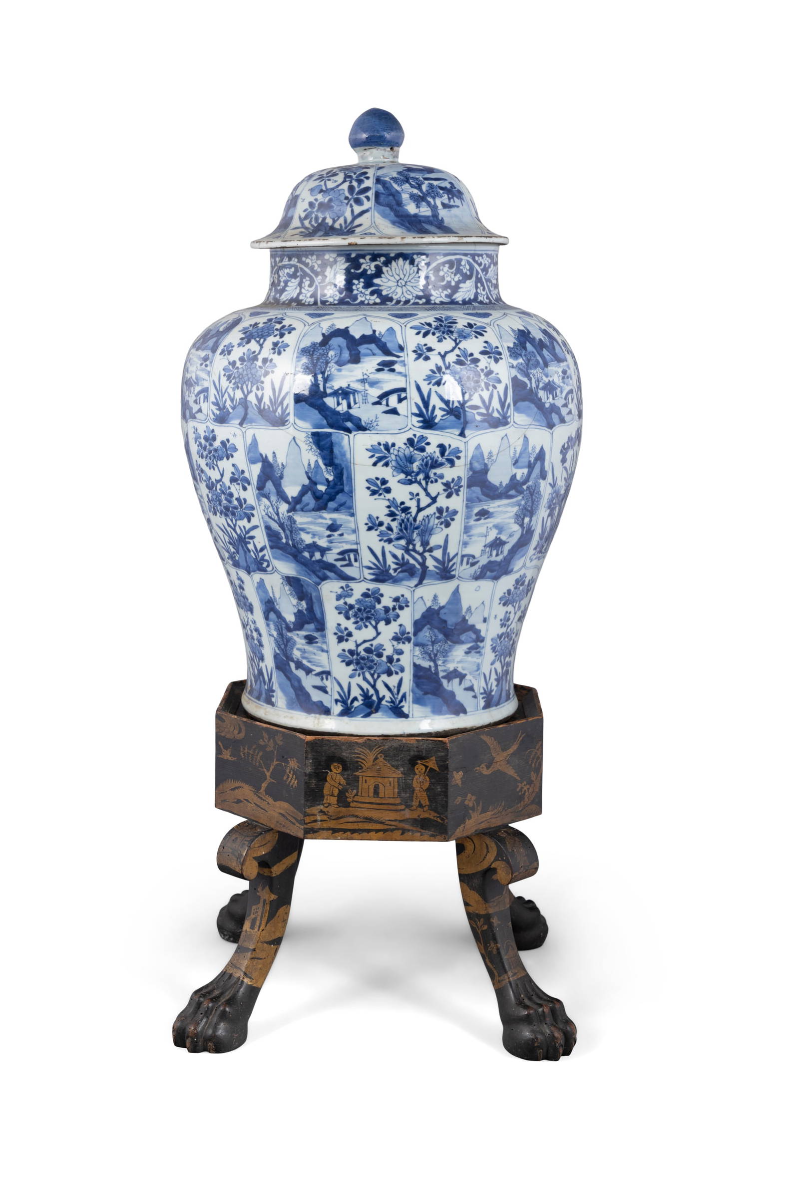 A LARGE CHINESE BLUE AND WHITE BALUSTER VASE AND COVER, KANGXI PERIOD (1662-1722) on an octagonal