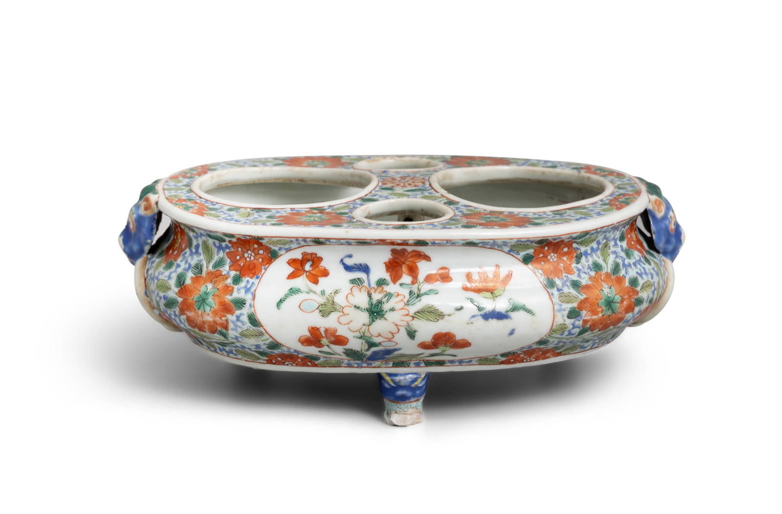 A FAMILLE VERTE TRIPOD 'FLOWERS' WITH LION HEADS HANDLED JARDINIERE 清中 五