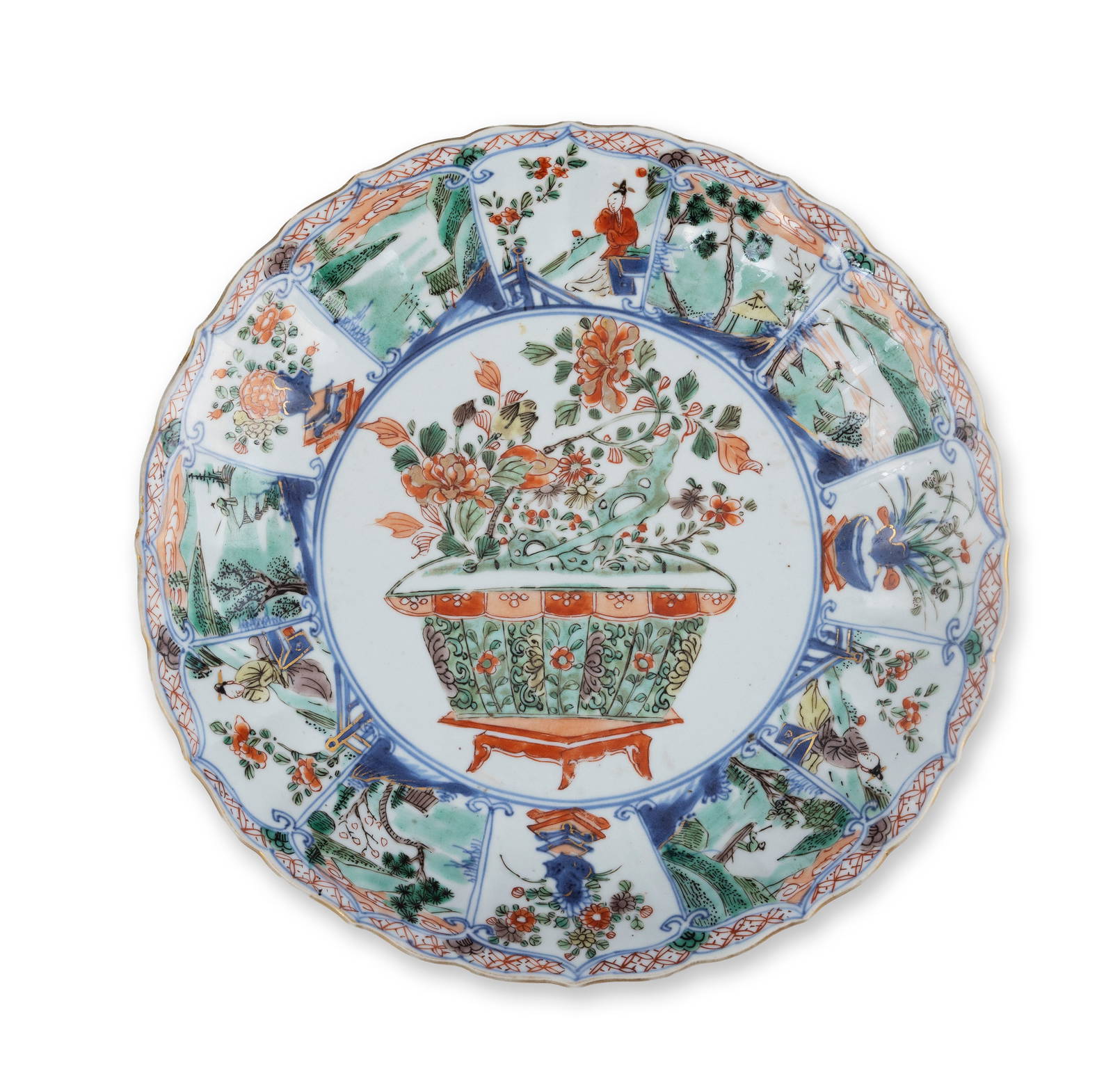 A LOBED FAMILLE VERTE 'JARDINIERE' CHARGER 清康熙 五彩花卉