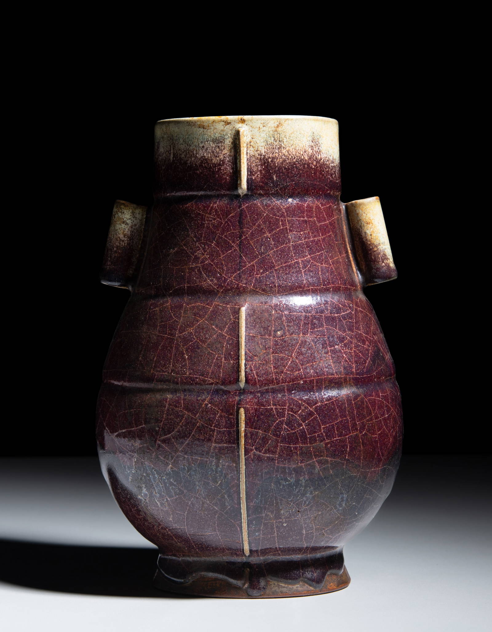 AN ARCHAISTIC FLAMBÉ-GLAZED HANDLED HU VASE 19世纪 仿古窑变