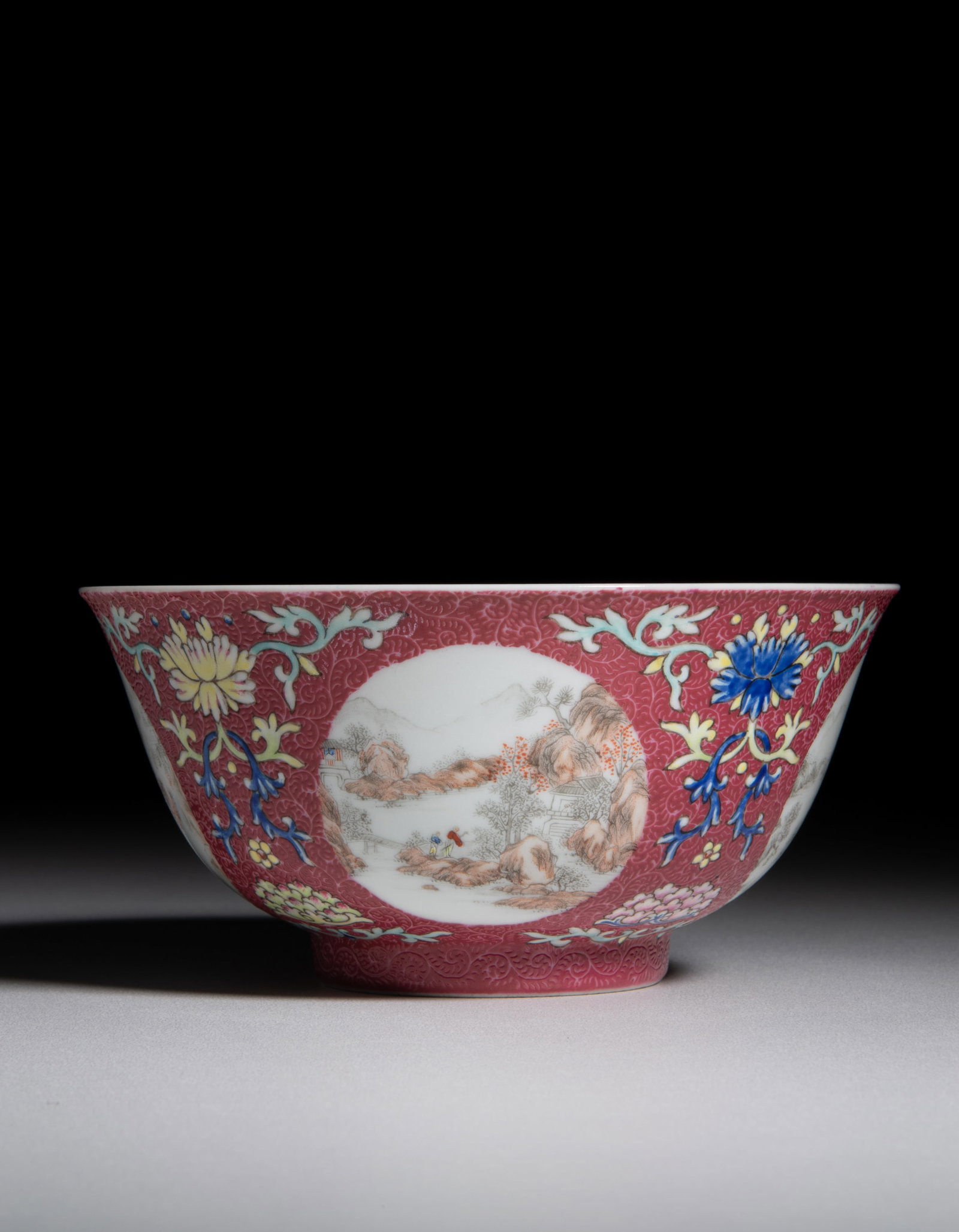 A CHINESE FAMILLE ROSE RUBY-GROUND SGRAFFITO ‘FIGURES AND LANDSCAPES’ MEDALLION BOWL: A CHINESE FAMILLE ROSE RUBY-GROUND SGRAFFITO ‘FIGURES AND LANDSCAPES’ MEDALLION BOWL 民国 青花“大清道光年制”篆