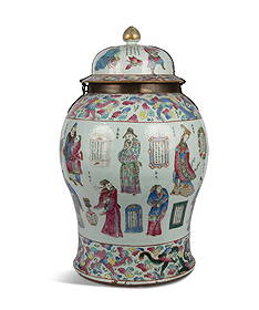 A FAMILLE ROSE 'WU SHUANG PU' POTICHES AND COVERS 清代 粉彩无双: A FAMILLE ROSE 'WU SHUANG PU' POTICHES AND COVERS 清代 粉彩无双谱将军罐 China, Qing dynasty H.65.5cm NOTE Wushuangpu Porcelain refers to Chi