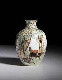 A FAMILLE ROSE 'RESTING HORSES' VASE, MARKED QIANLONG 民国 乾隆年: A FAMILLE ROSE 'RESTING HORSES' VASE, MARKED QIANLONG 民国 乾隆年制款 粉彩八骏图诗文瓶 China, Republic period