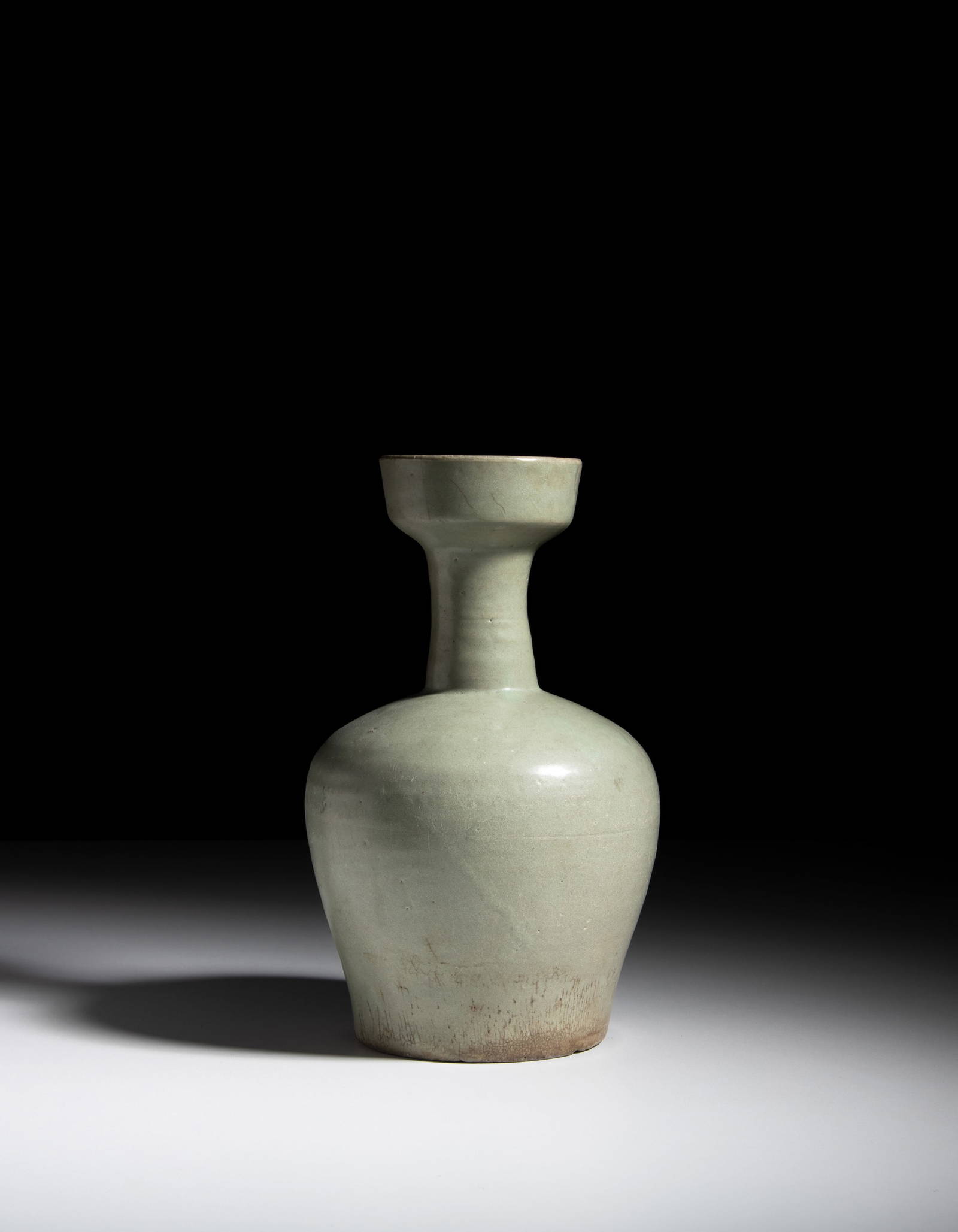 A CELADON GLAZED BOTTLE VASE Korea, Joseon dynasty H.24.2cm
