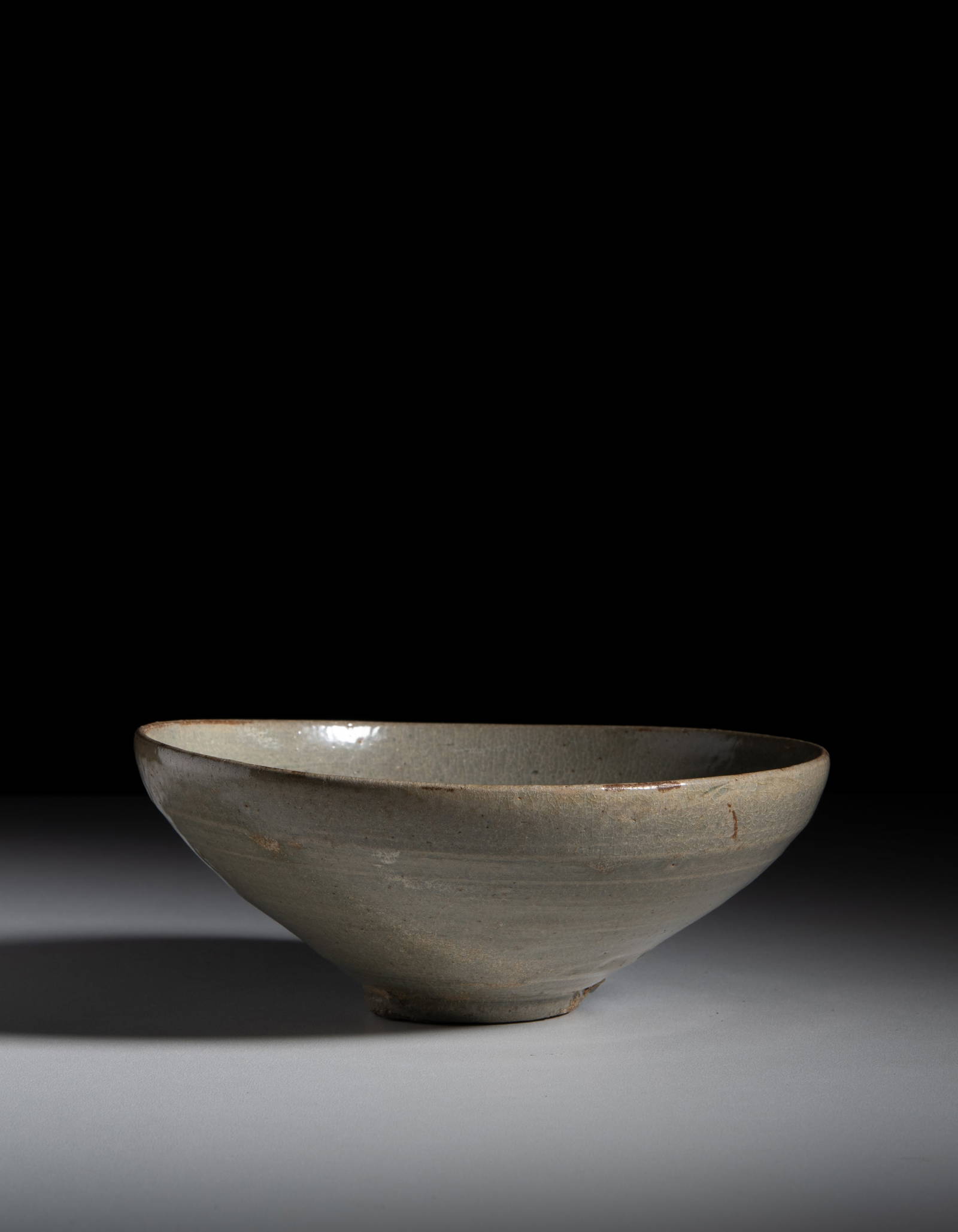 AN INLAID CELADON STONEWARE 'FLORET' BOWL Korea, Joseon dynasty, 19th century D.18.3cm