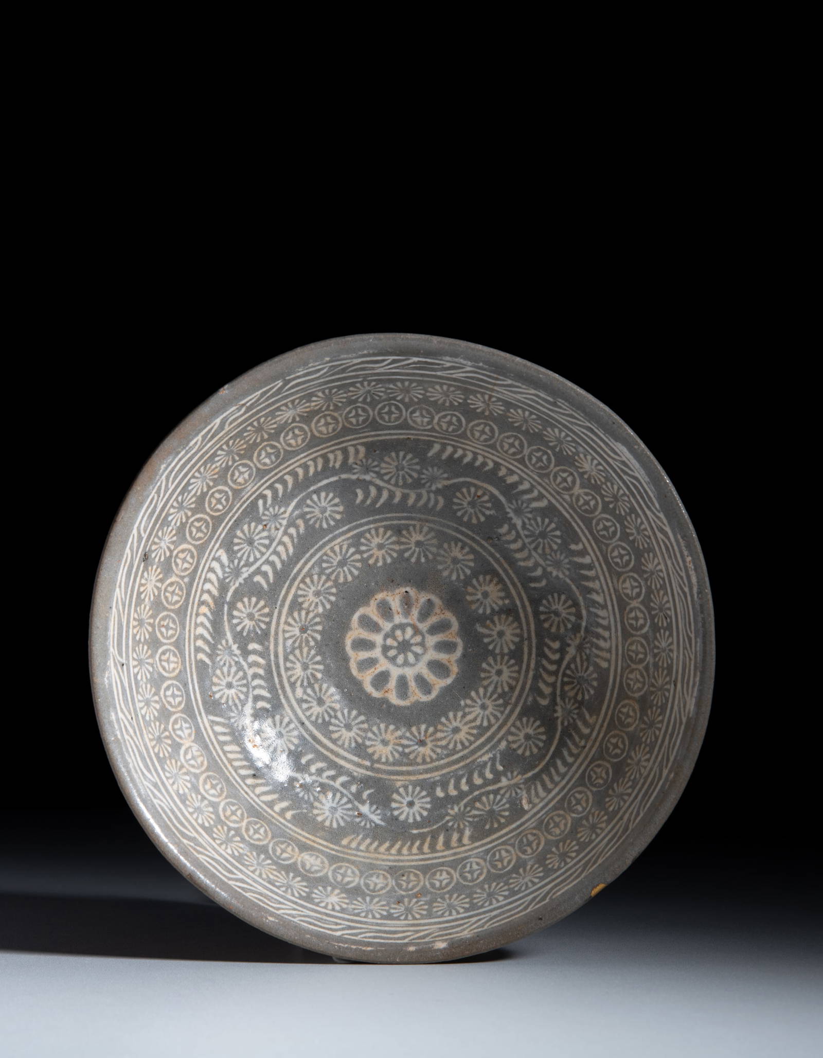 AN INLAID STONEWARE CELADON GLAZED BOWL WITH A CENTRAL CHRYSANTHEMUM FLORET Korea, Joseon dynasty,