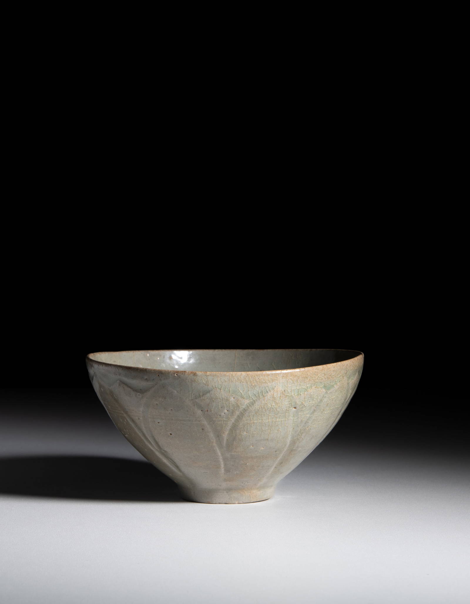 A CARVED CELADON GLAZED 'LOTUS' BOWL Korea, Joseon dynasty, 19th century D.16.2cm
