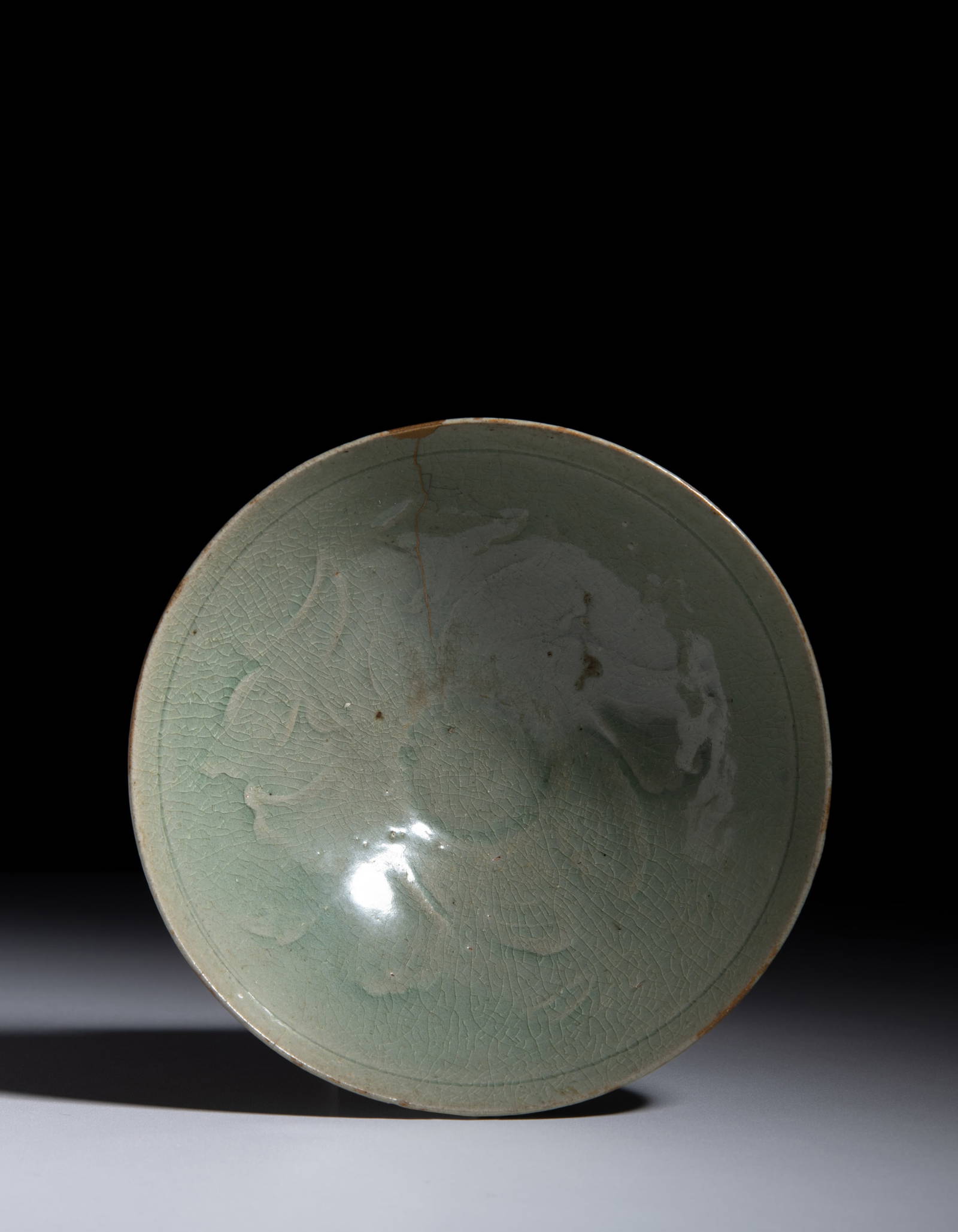 A CARVED CELADON GLAZED 'FLOWER' CONICAL BOWL Korea, Joseon dynasty D.17.5cm