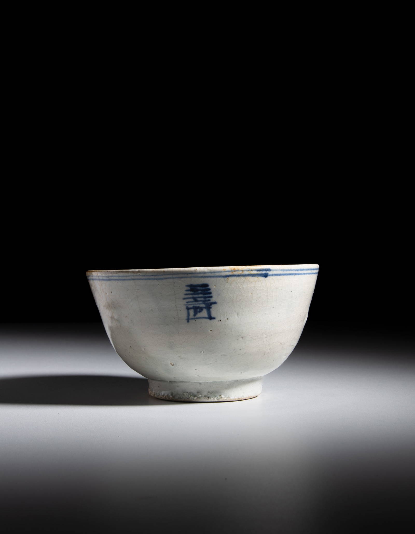 A BLUE AND WHITE 'Longevity' BOWL Korea, Joseon dynasty, late 19th century D.16.3cm