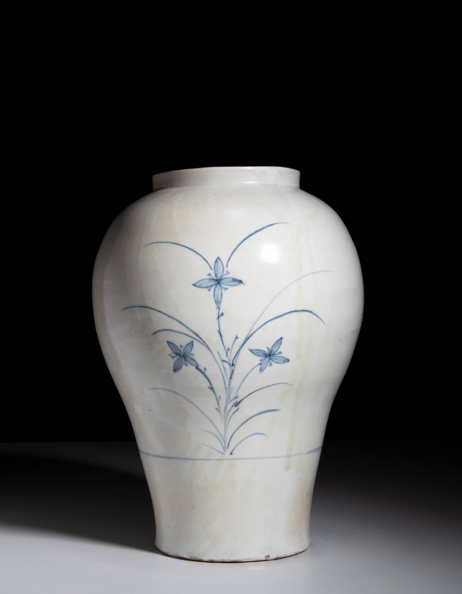 A BLUE AND WHITE PORCELAIN STORAGE JAR Korea, Joseon period All delicately painted in soft