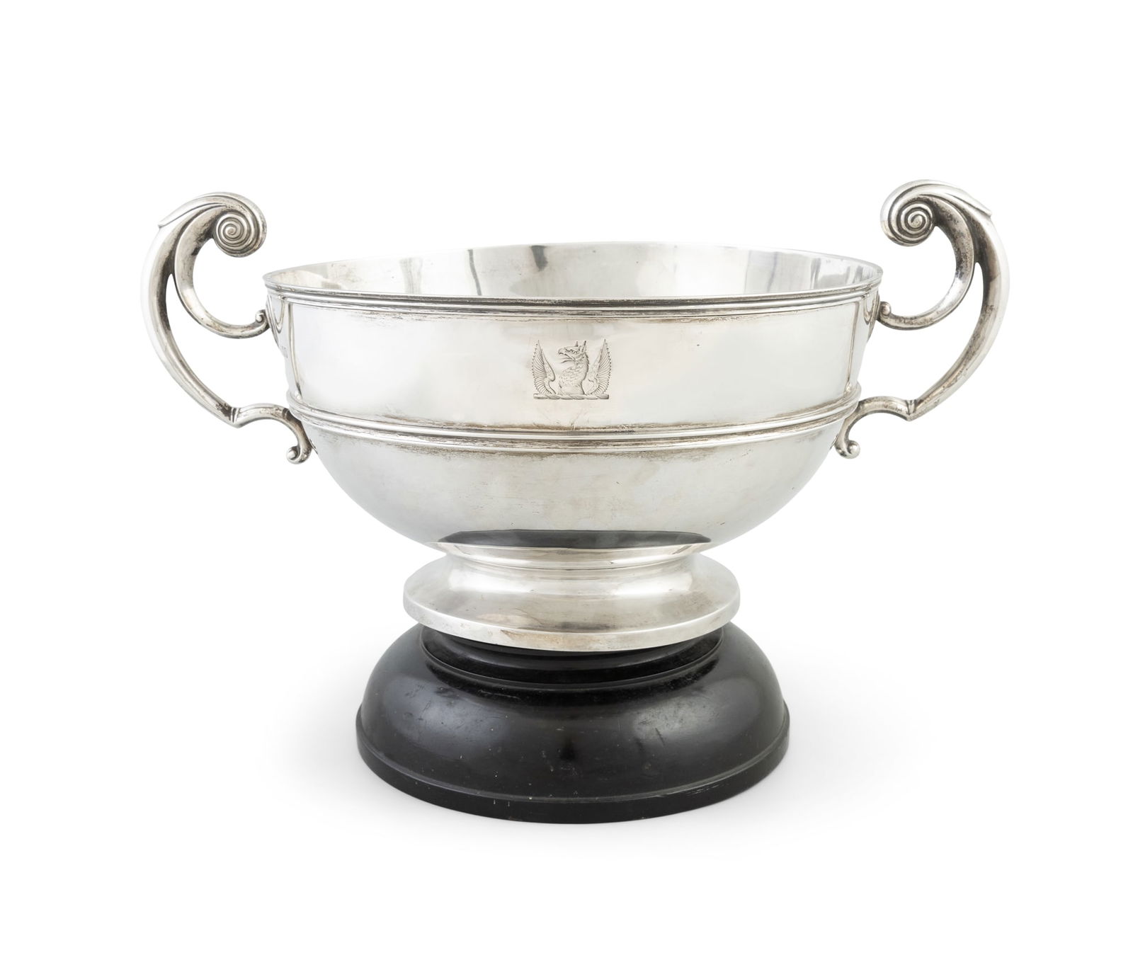 A VICTORIAN SILVER PRESENTATION TWIN HANDLE CUP, London c.1897, maker's mark of Sibray, Hall & Co.: A VICTORIAN SILVER PRESENTATION TWIN HANDLE CUP, London c.1897, maker's mark of Sibray, Hall & Co. Ltd, the bowl with central girdle, one side engraved with the 'Crosbie' crest, the other side bearing
