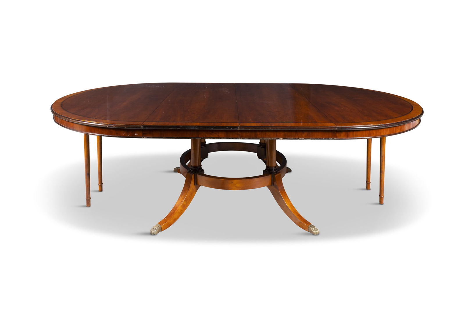 AN UNUSUAL CROSSBANDED MAHOGANY EXTENDING DINING TABLE, 20th CENTURY of oval shape with extension (1 of 6)