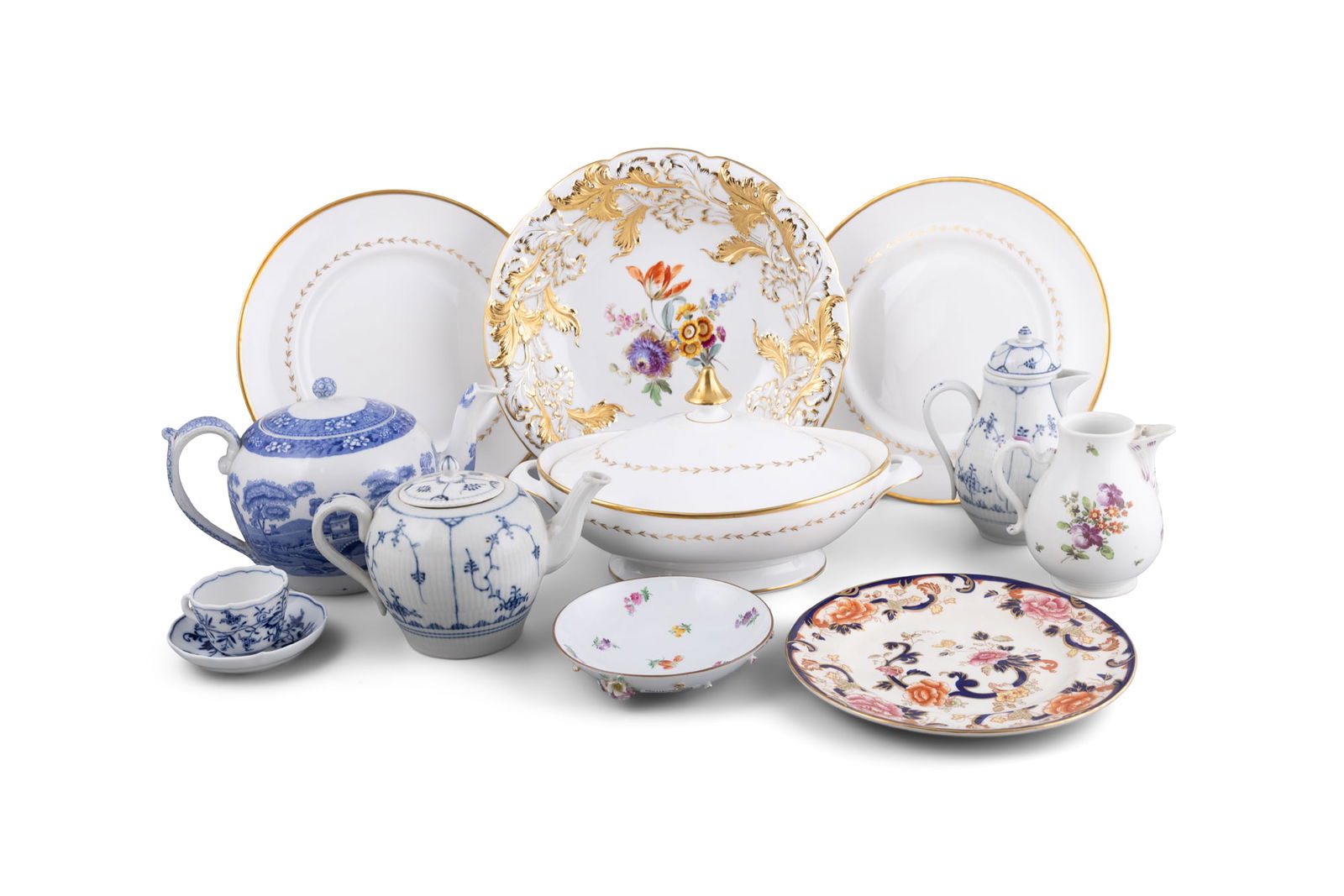 A MISCELLANEOUS COLLECTION OF PORCELAIN, including a blue and white tea and coffee pot, a transfer (1 of 1)