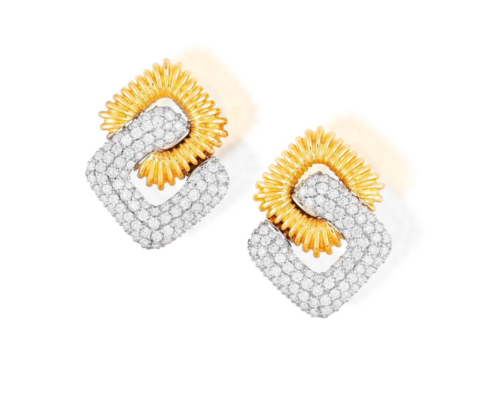 A PAIR OF DIAMOND PENDENT EARRINGS * brilliant-cut diamonds, approx. 5.00cts total * mounted in 18K (1 of 2)