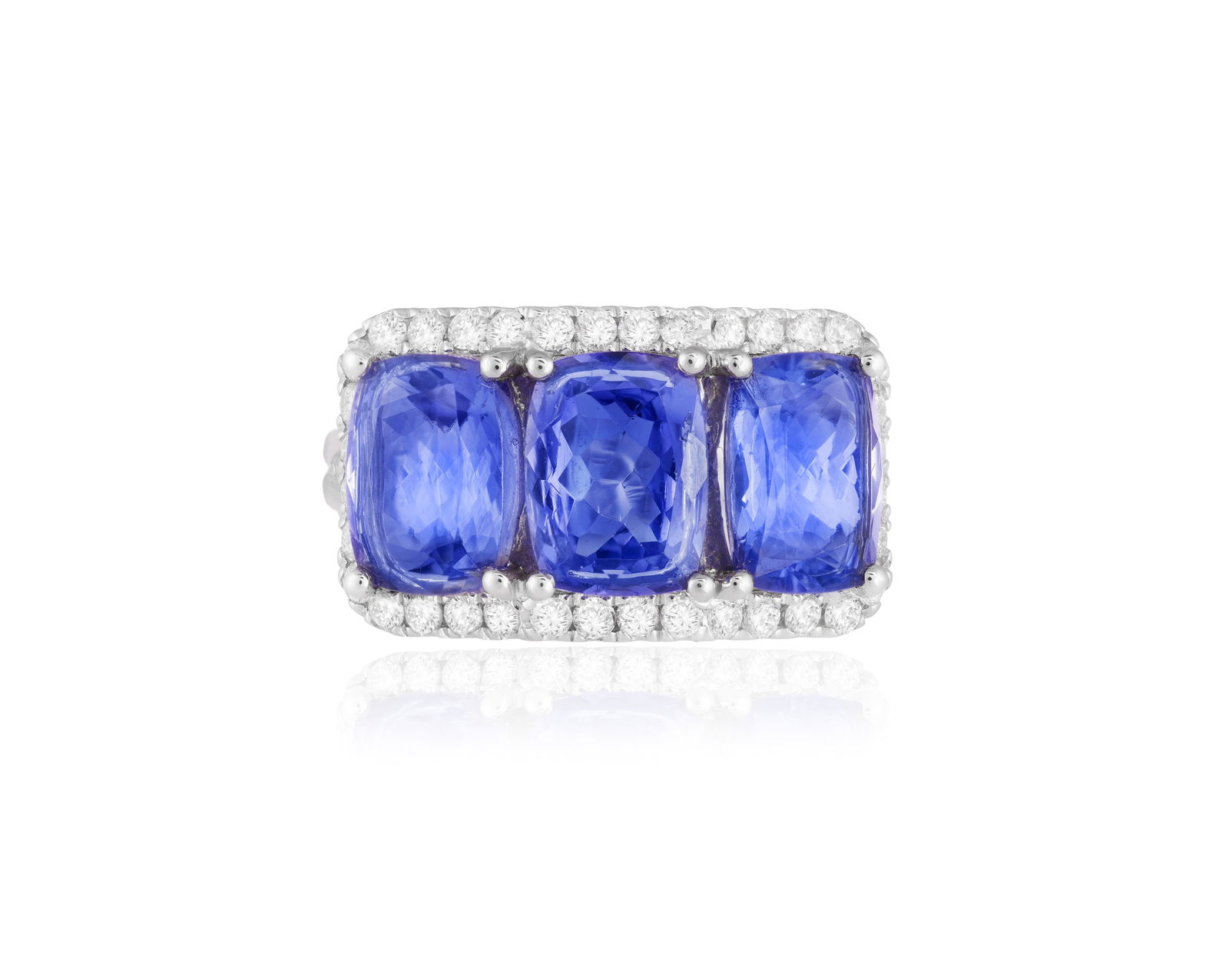 A TANZANITE AND DIAMOND RING * three cushion-shaped tanzanites, approx. 4.70cts total * (1 of 3)