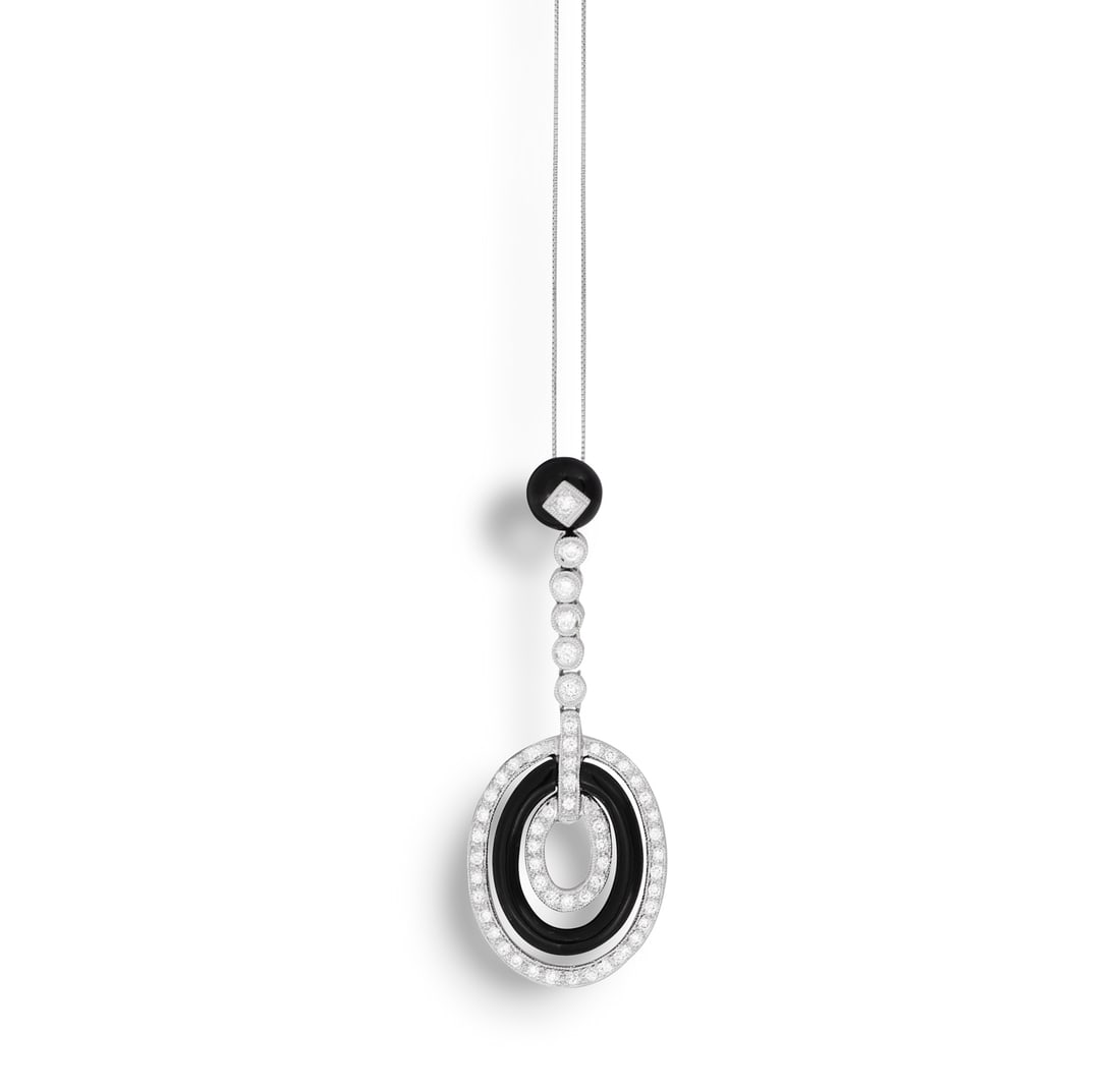 AN ONYX AND DIAMOND PENDANT ON CHAIN * onyx-hoops * brilliant-cut diamonds, approx. 0.70ct total *: AN ONYX AND DIAMOND PENDANT ON CHAIN * onyx-hoops * brilliant-cut diamonds, approx. 0.70ct total * mounted in 18K gold * length pendant 5cm * length chain 39cm