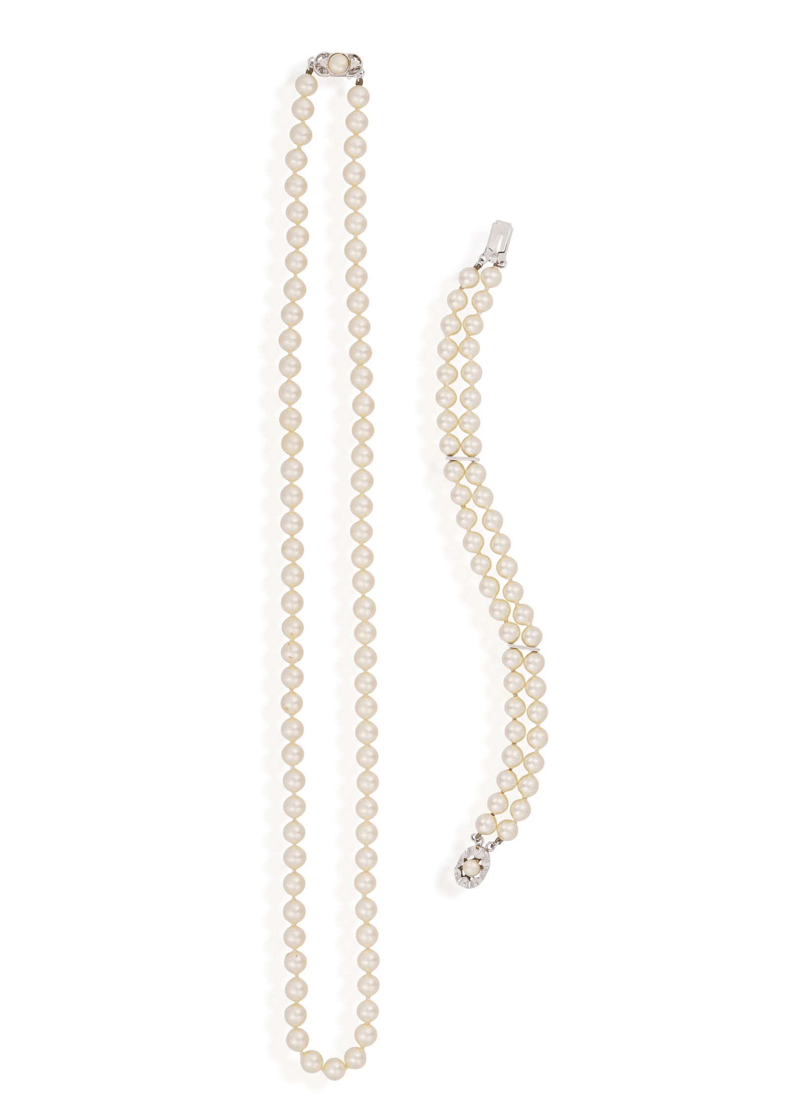 AN IMITATION PEARL NECKLACE AND BRACELET EN-SUITE: * round-shaped imitation pearls * colourless (1 of 2)
