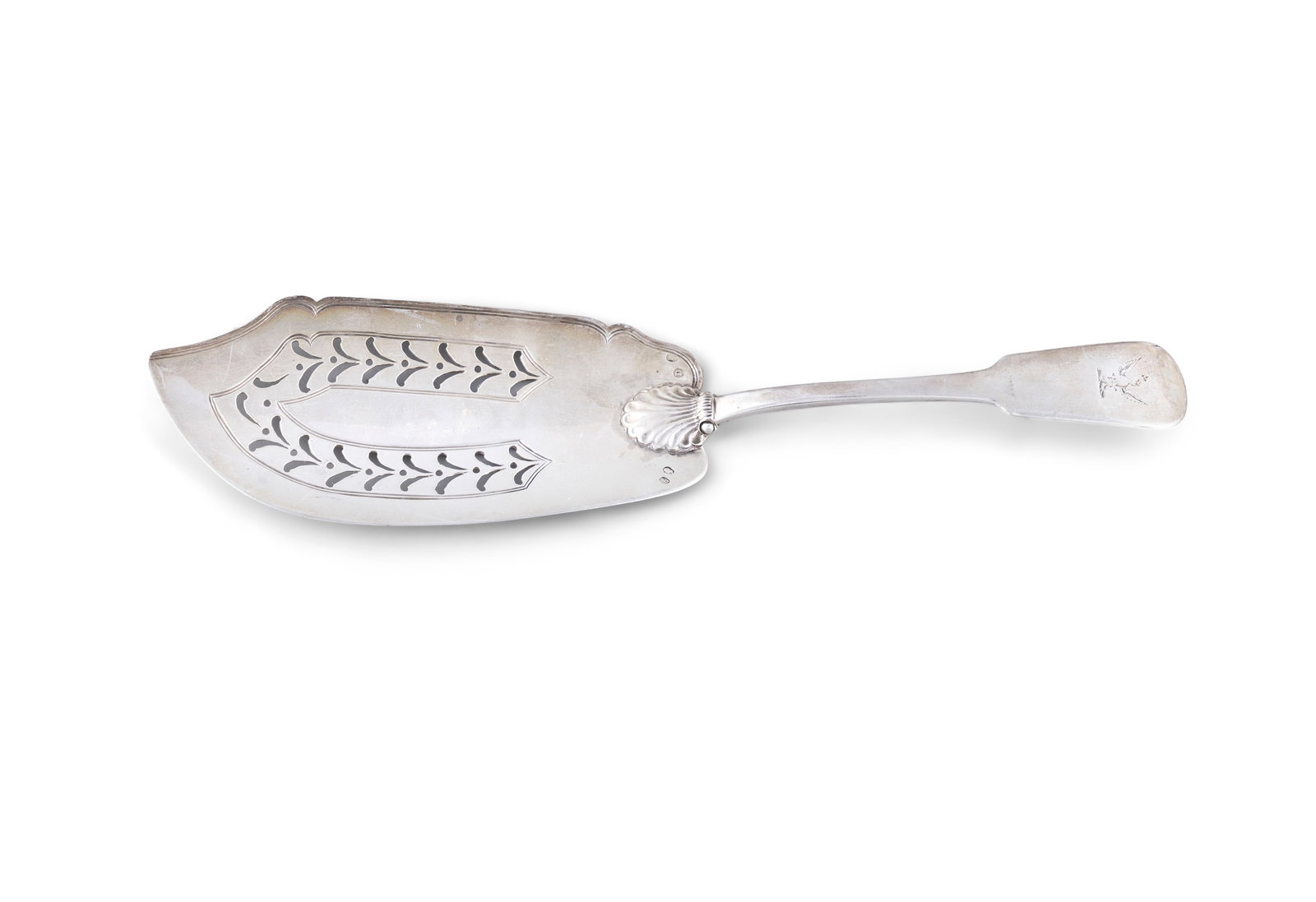 AN IRISH GEORGIAN SILVER FISH SERVER, Dublin, maker's mark of William Cummins, c.1824, of a fiddle (1 of 4)