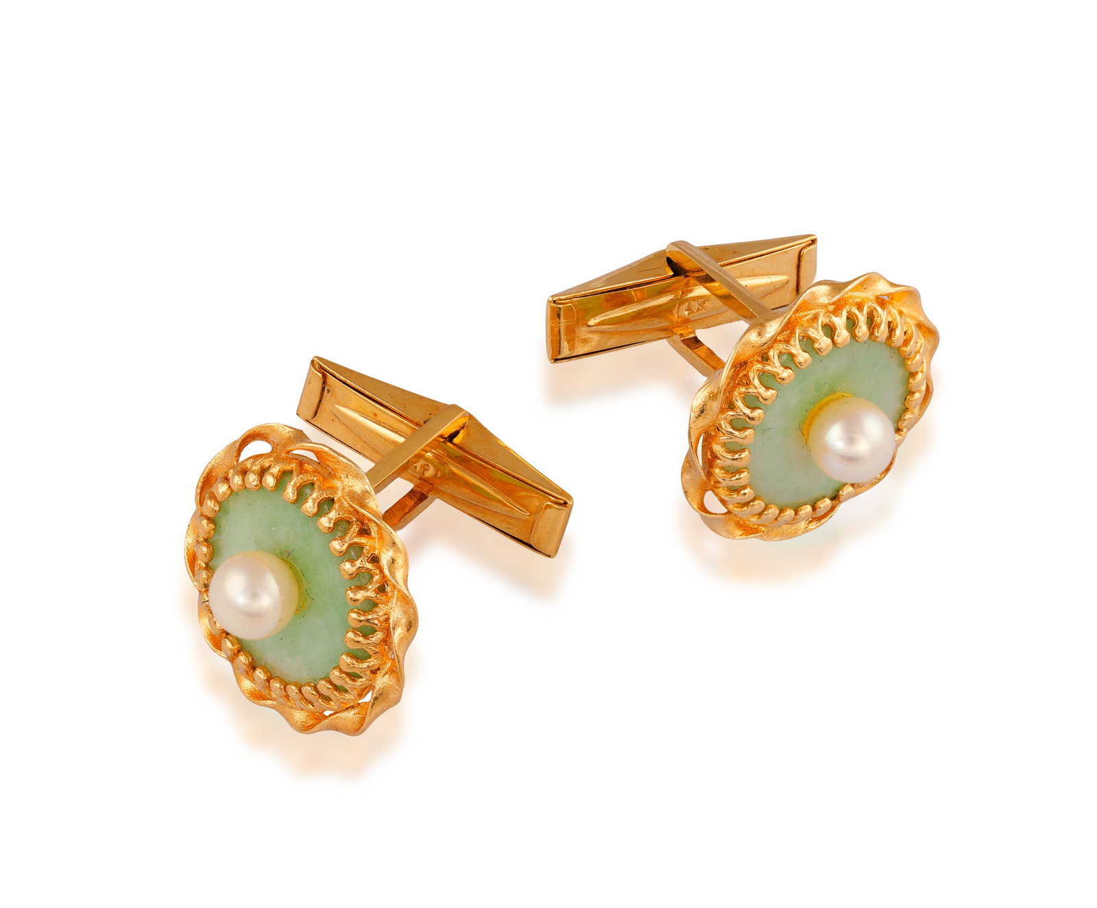 A PAIR OF JADE AND CULTURED PEARL CUFFLINKS AND SLIT BUTTON EN SUITE • Circular jade disks : A PAIR OF JADE AND CULTURED PEARL CUFFLINKS AND SLIT BUTTON EN SUITE • Circular jade disks • cultured pearls • mounted in 14K gold • length 2.8cm *This lot is sold without a re