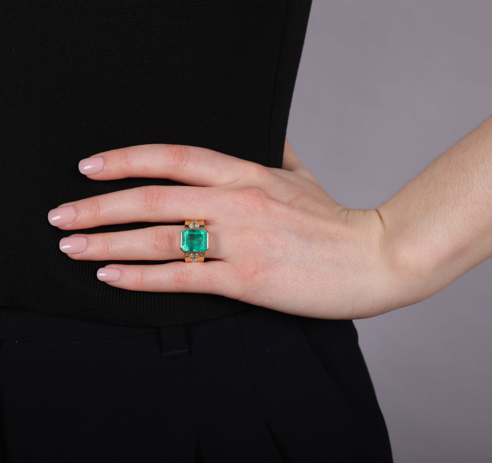 AN EMERALD AND DIAMOND RING • Rectangular-shaped emerald, approx. 5.50cts • - 4