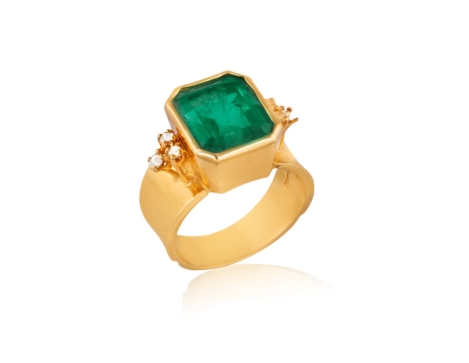 AN EMERALD AND DIAMOND RING • Rectangular-shaped emerald, approx. 5.50cts • - 2