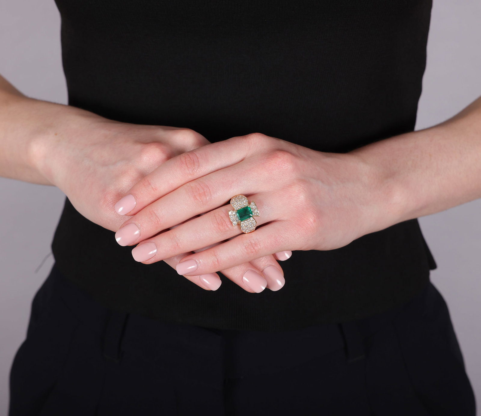 AN EMERALD AND DIAMOND RING • Rectangular-shaped emerald, approx. 1.50cts • - 3